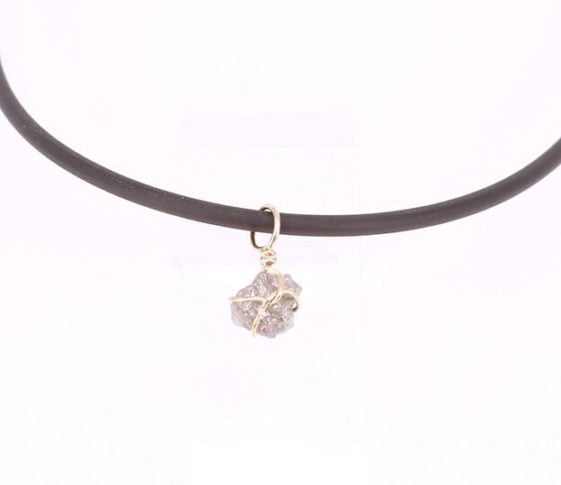Rohdiamant in Gold gefasst
