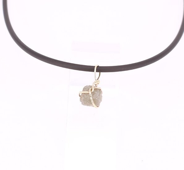Rohdiamant in Gold gefasst