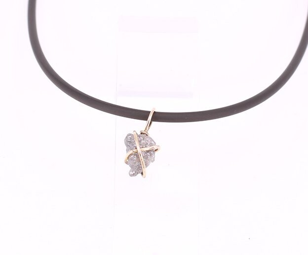 Rohdiamant in Gold gefasst