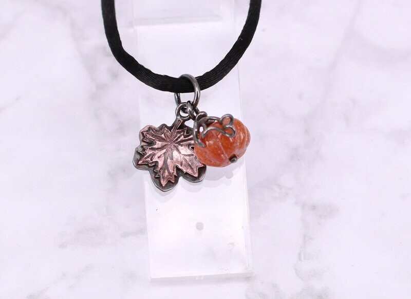 Kürbis aus orangebraunem Quarz mit großem Ahornblatt