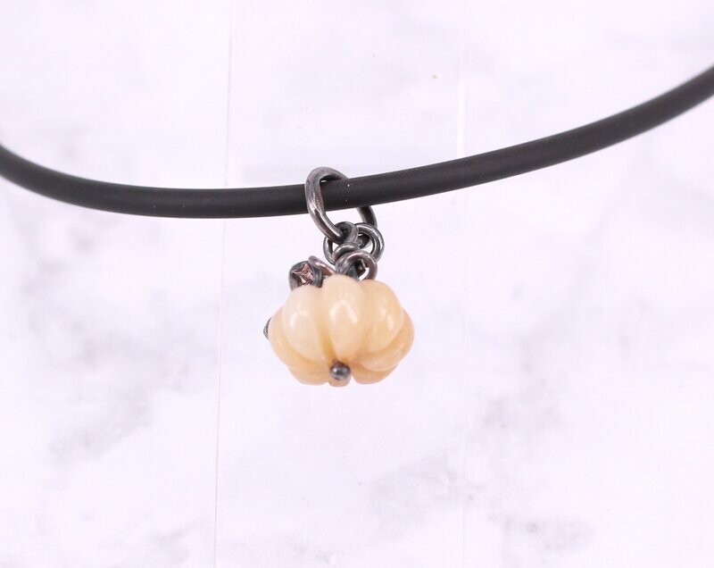 Kürbis aus gelblichem Quarz mit kleinem Ahornblatt Kürbis aus gelblichem Quarz mit kleinem Ahornblatt