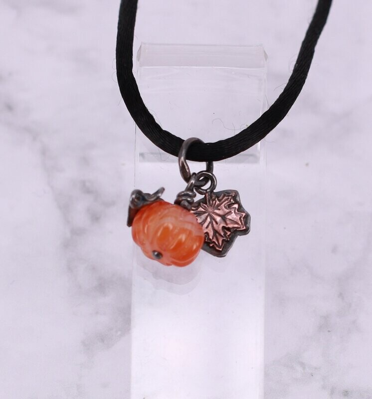 Kürbis aus orangenem Karneol mit kleinem Ahornblatt