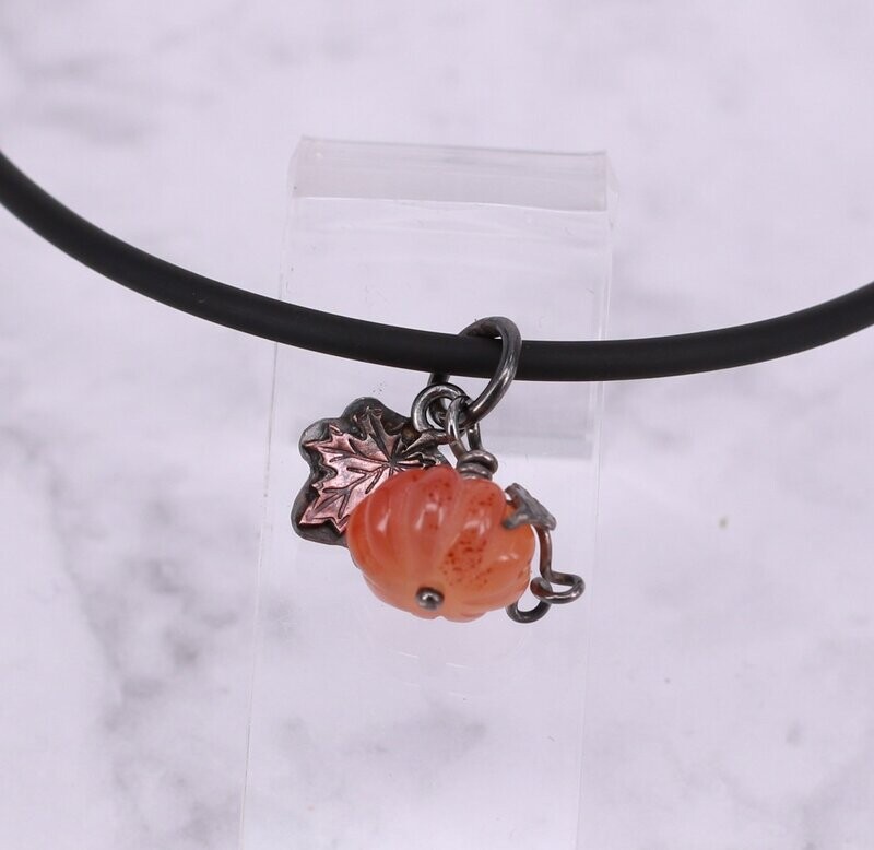 Kürbis aus orangenem Karneol mit kleinem Ahornblatt