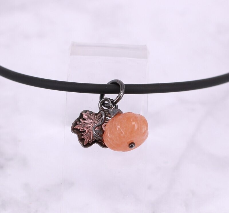 Kürbis aus hellorangenem Karneol mit kleinem Ahornblatt