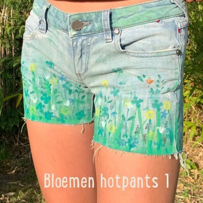 Handbeschilderde Bloemen Hotpants 1