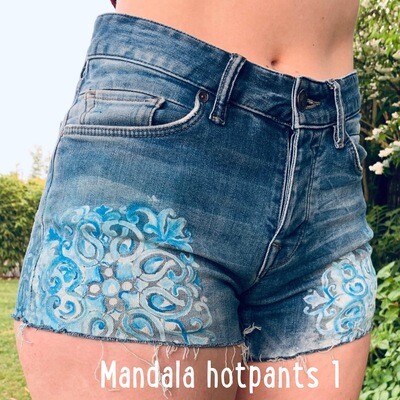 Handbeschilderde Mandala Hotpants 1