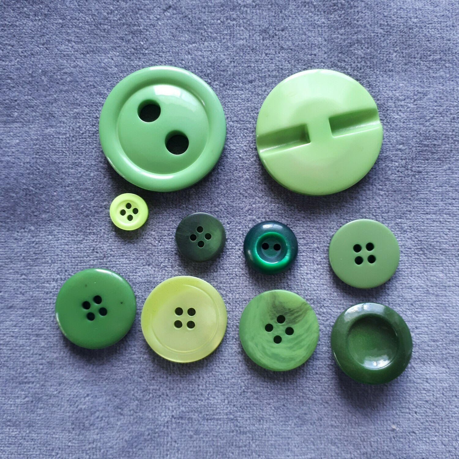 Ü-Tütchen 10er Knöpfe gemischt #grün
