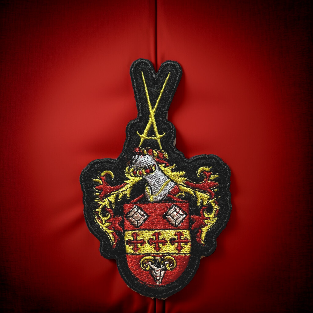Badges logo cercles sportifs et littéraires (Cercle Royal Gaulois Artistique &amp; Littéraire et Reale Circolo Canottieri Tevere Remo ITALIE), et Associations familiales.