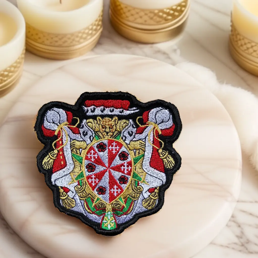 Badges logo cercles sportifs et littéraires (Cercle Royal Gaulois Artistique &amp; Littéraire et Reale Circolo Canottieri Tevere Remo ITALIE), et Associations familiales.