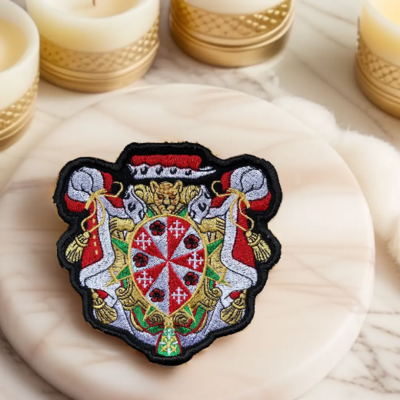 Badges logo cercles sportifs et littéraires (Cercle Royal Gaulois Artistique &amp; Littéraire et Reale Circolo Canottieri Tevere Remo ITALIE), et Associations familiales.