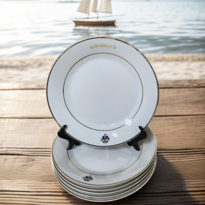 Grandes assiettes avec blason sur le marlis