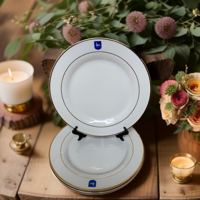 Petites assiettes avec blason sur le marlis