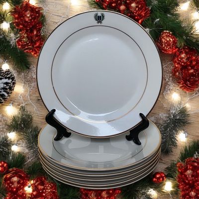 Grandes assiettes avec blason sur le marlis