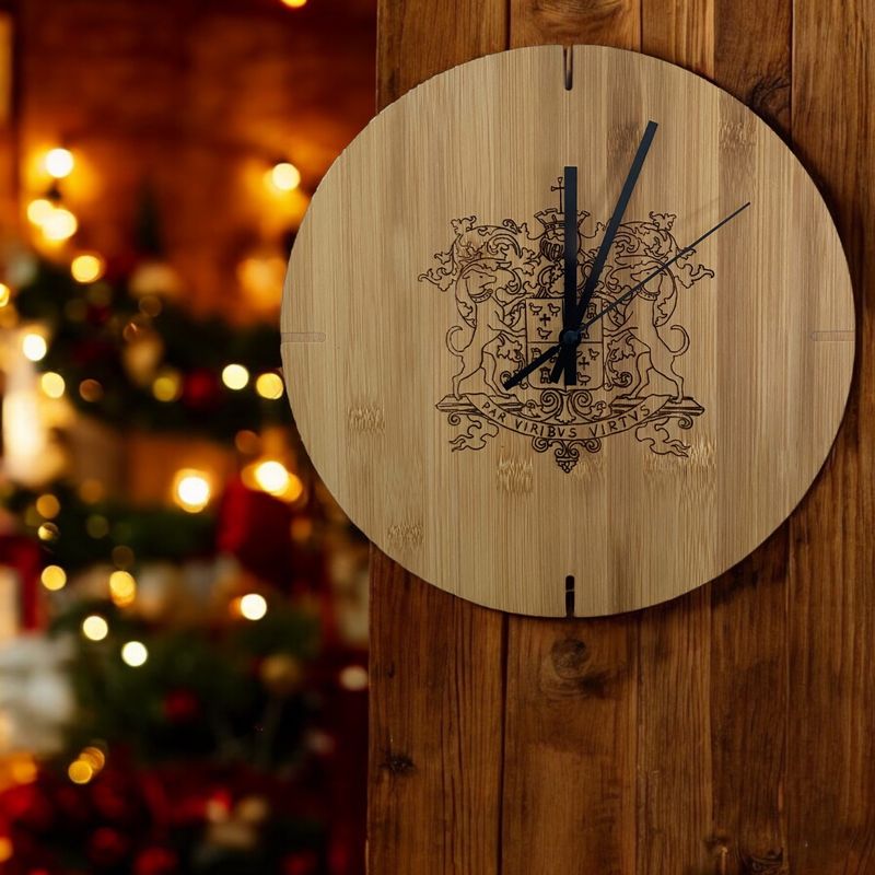 Horloge mural en bambou gravé