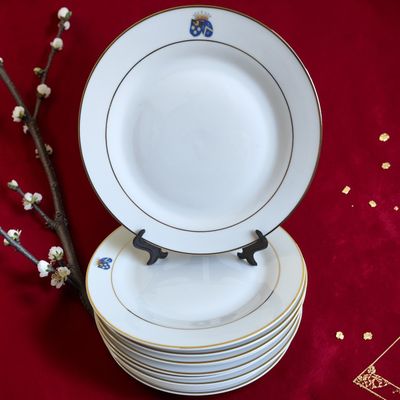 Grandes assiettes avec blason sur le marlis