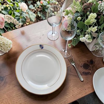 Grandes assiettes avec blason sur le marlis