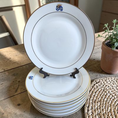 Petites assiettes avec blason sur le marlis