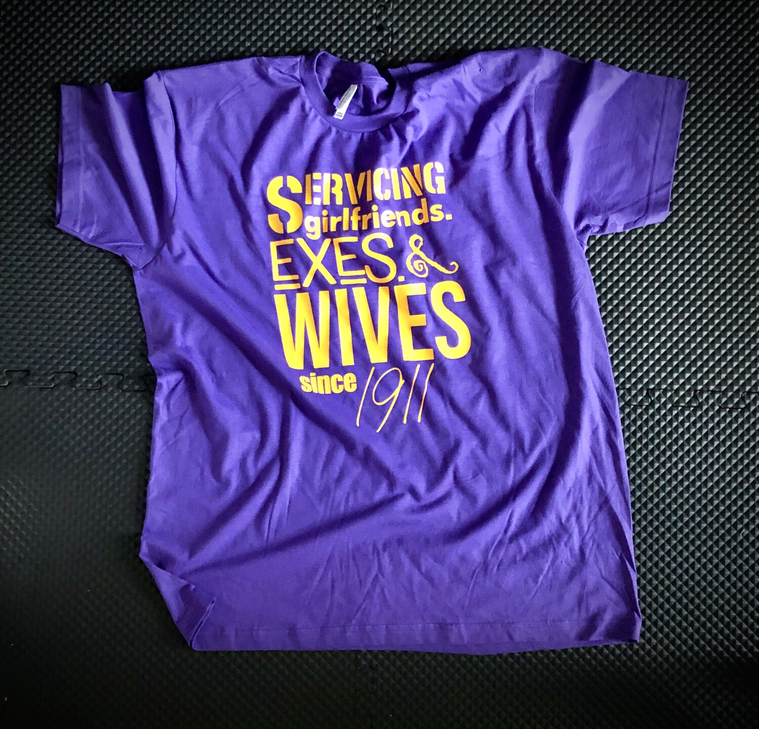 QUE - SERVICING Since 1911 T-Shirt