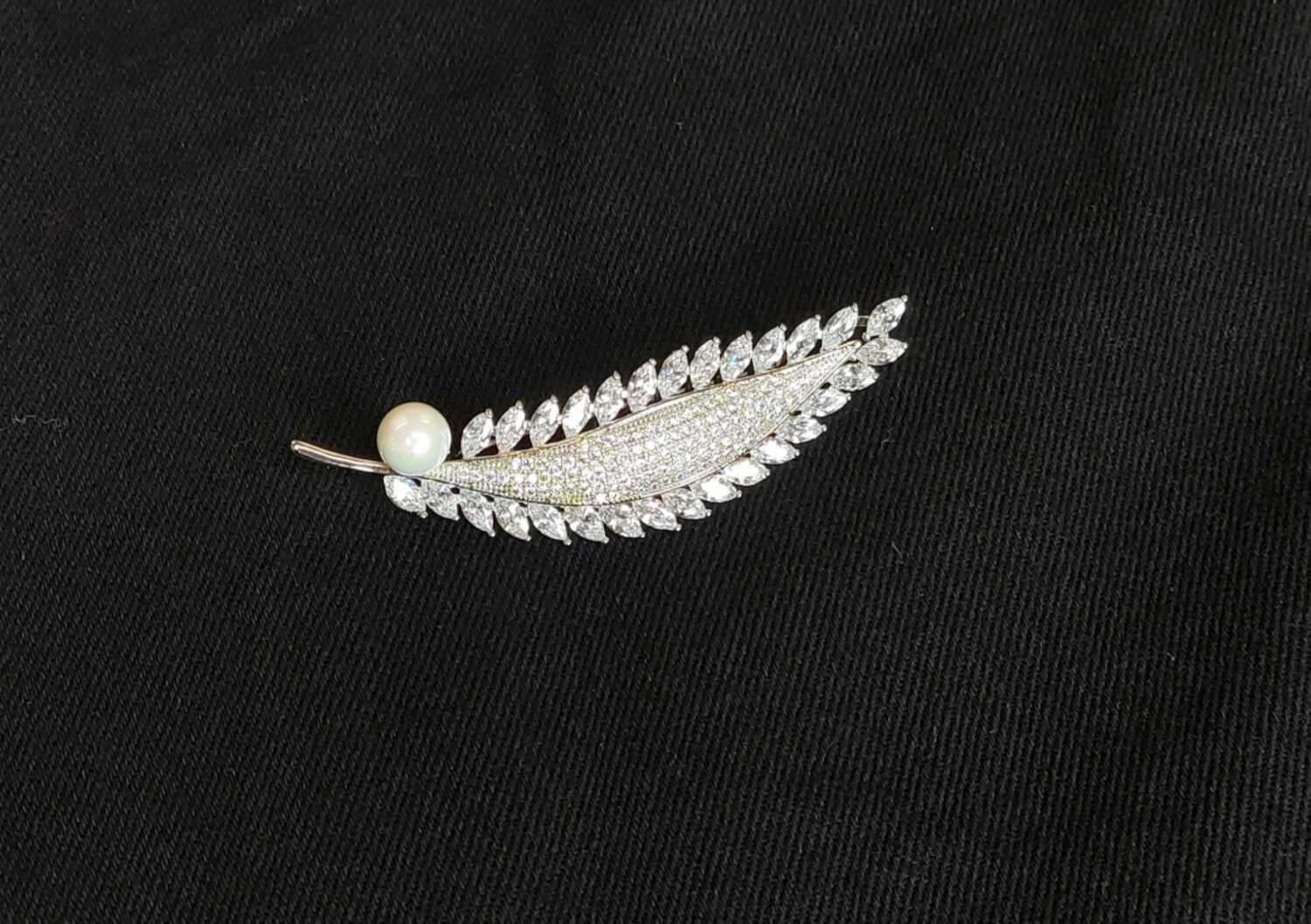 Broach in Leaf Shape with Pearl