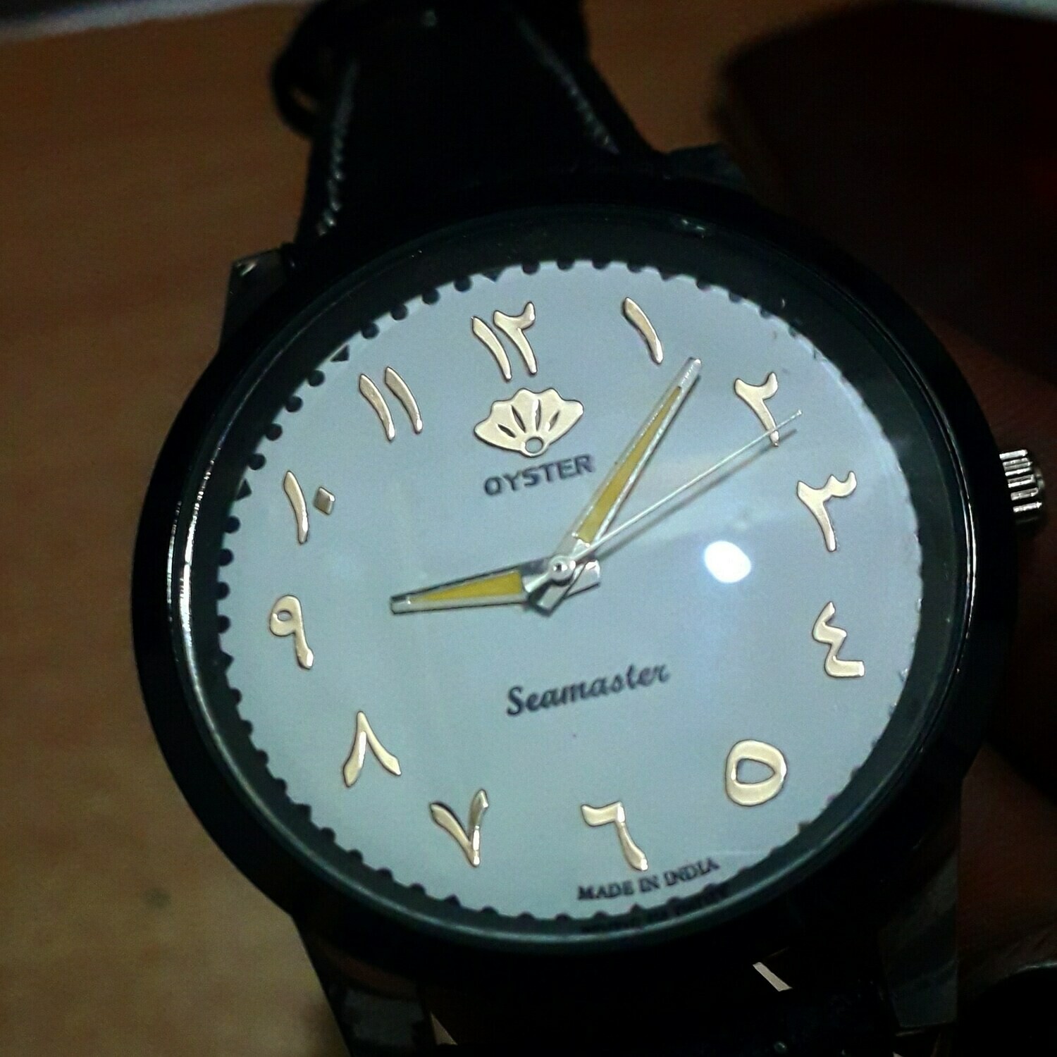 White shiny dial with Arabic hour marks