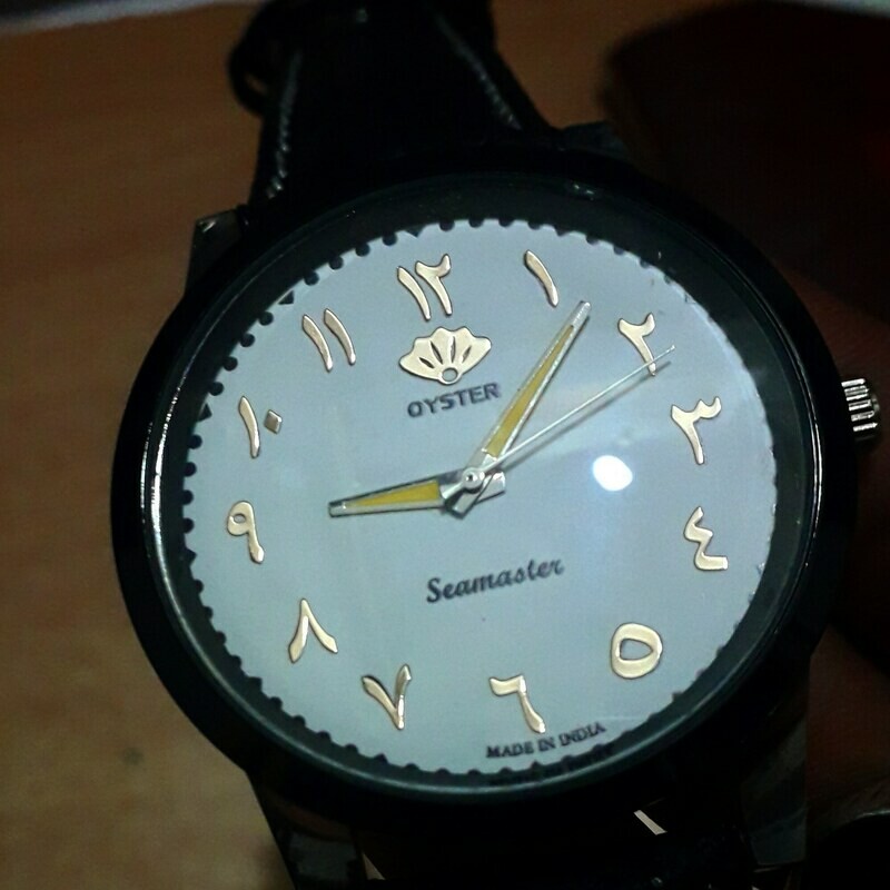 White shiny dial with Arabic hour marks