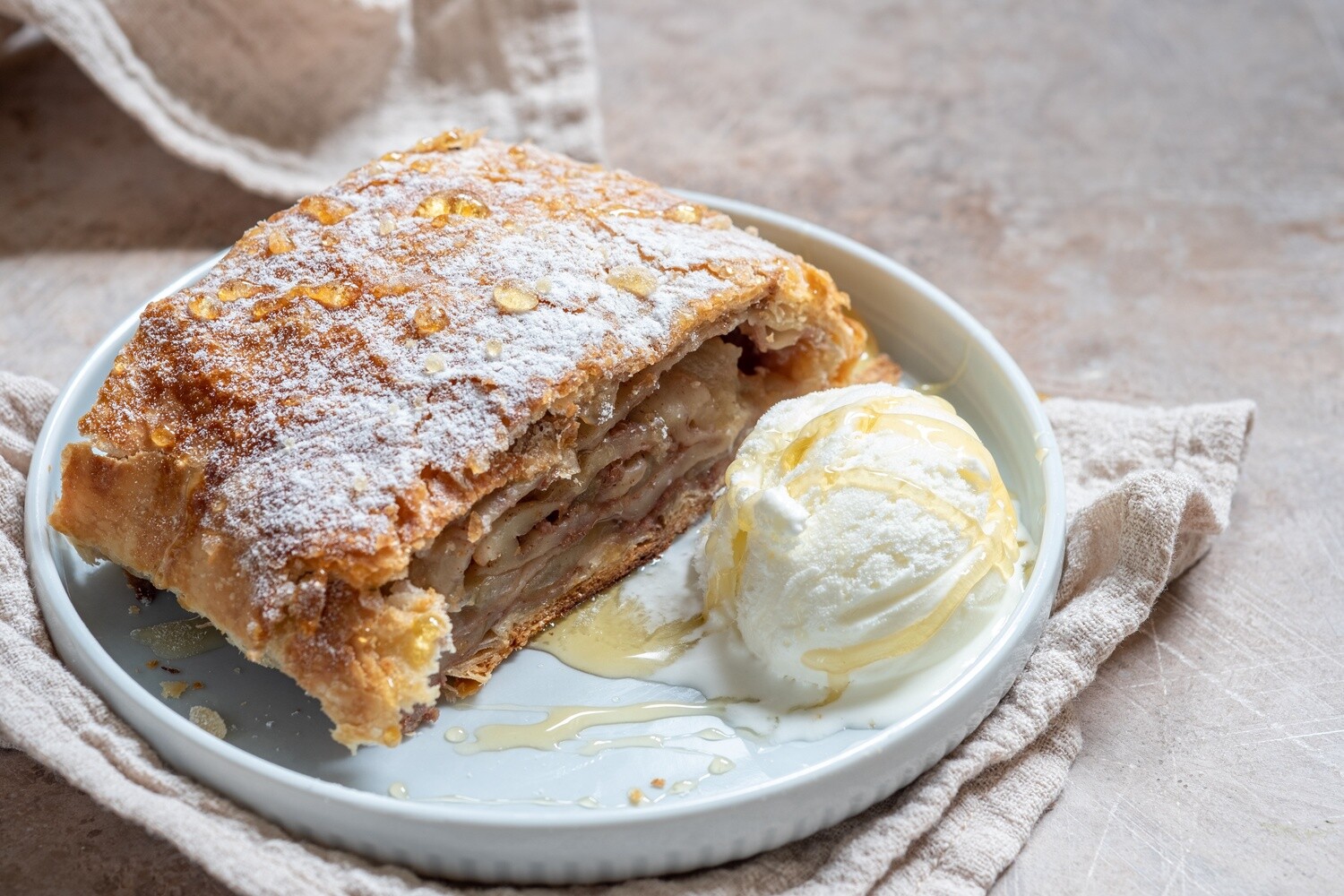 APFELSTRUDEL con gelato