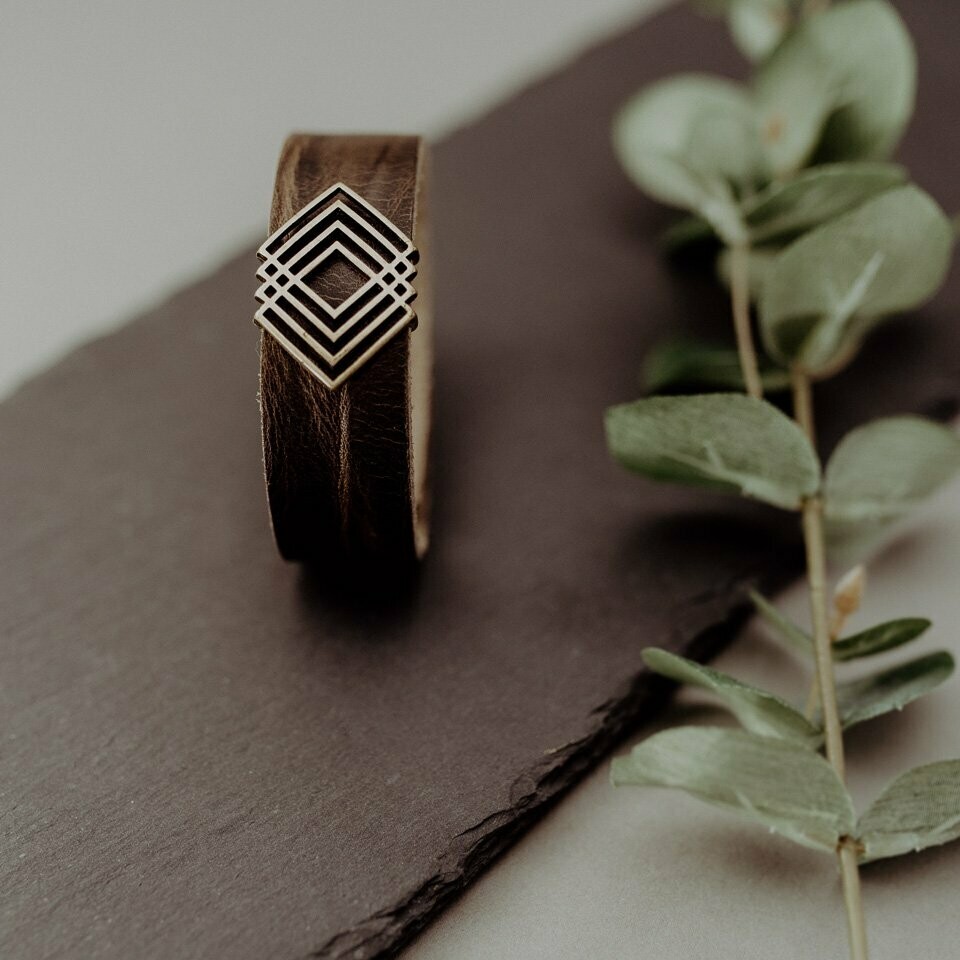 Breites Armband mit geometrischem Zierteil