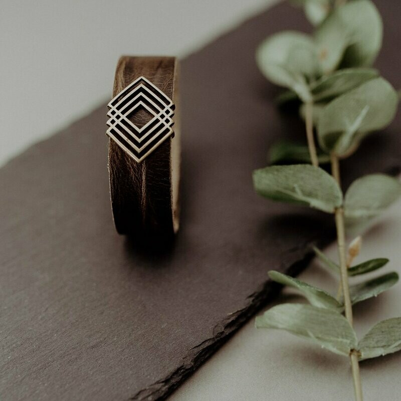 Breites Armband mit geometrischem Zierteil Breites Armband mit geometrischem Zierteil