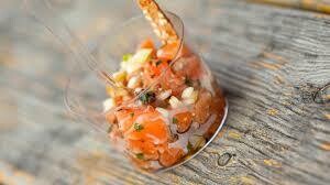 Tartare de poisson, velouté d'héliantis, mousse noisette