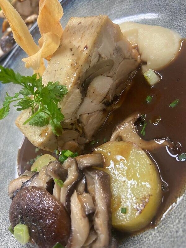 Pressé de volaille fermière aux champignons, vin jaune, morilles et huile de truffes