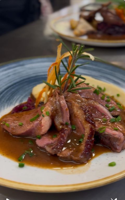 Magret de canard rôti aux coings confits