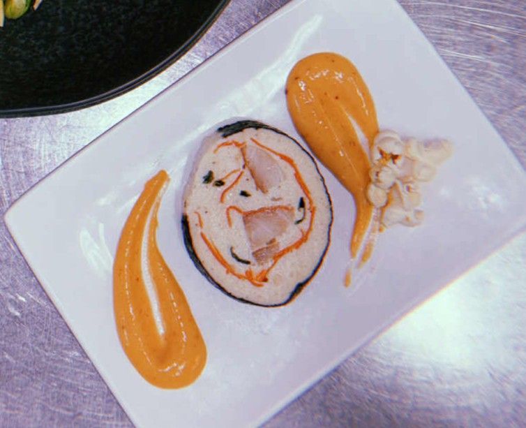 Rouleau de homard et saint Jacques et crème de crustacés