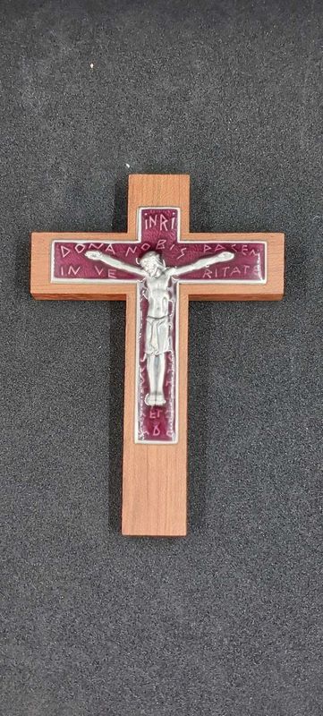 Petit crucifix christ rouge vin