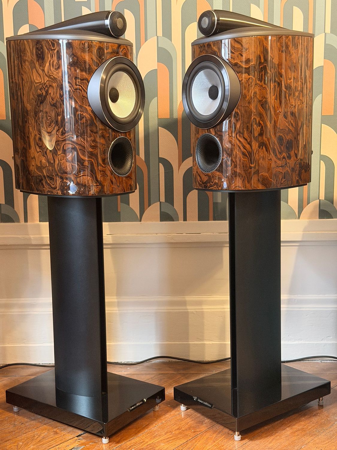 ENCEINTES BOWERS AND WILKINS 805 D4 SIGNATURE AVEC PIEDS