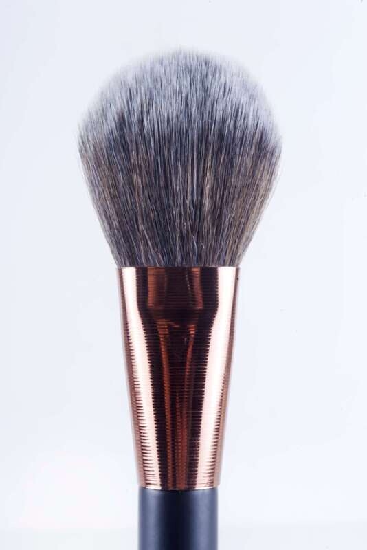 Brocha BYX1819 -  Brocha Plana Para Polvo Grande
Bro - Marifer Cosmetics​