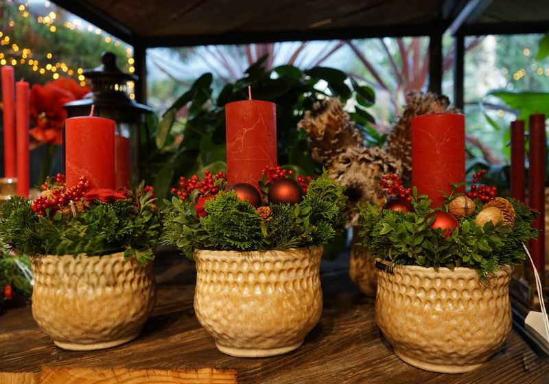 Kerzengesteck mit roter Kerze