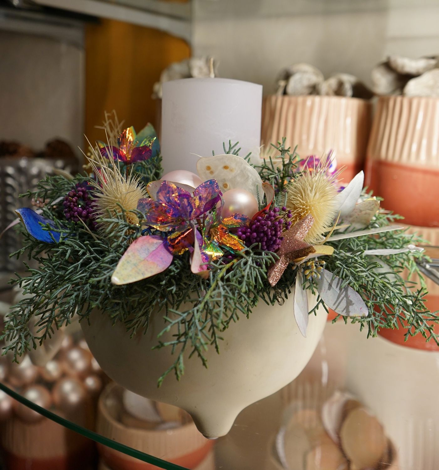 Kerzengesteck mit weisser Kerze