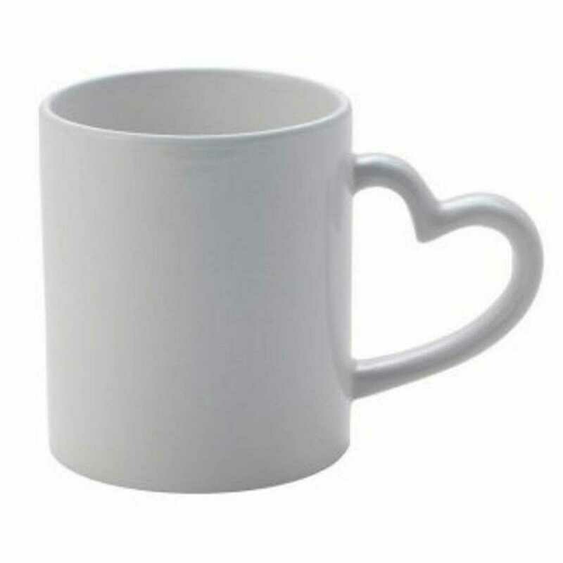 Mug blanc avec anse en coeur personnalisable