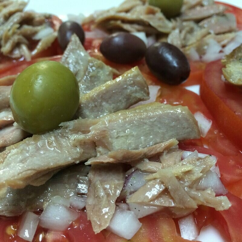 Ensalada de tomate con ventresca de atún Ensalada de tomate con ventresca de atún