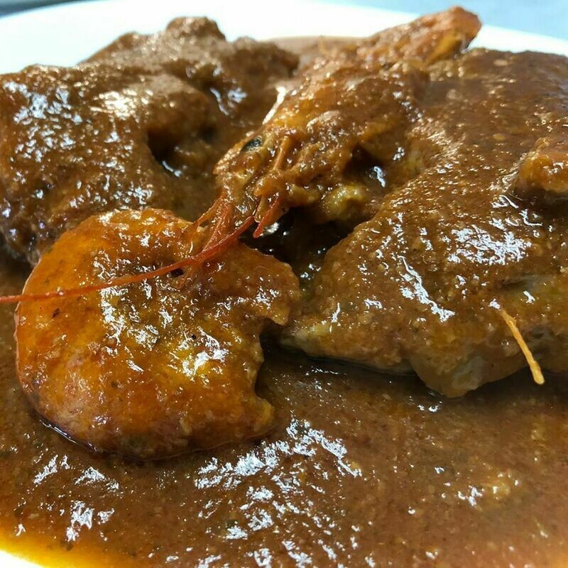 Peus de porc guisats amb gambes