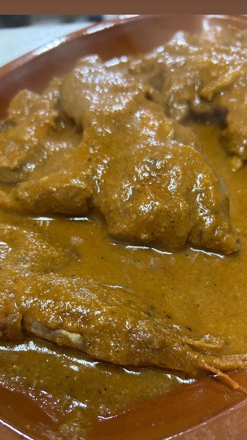 Peus de porc guisats amb gambes