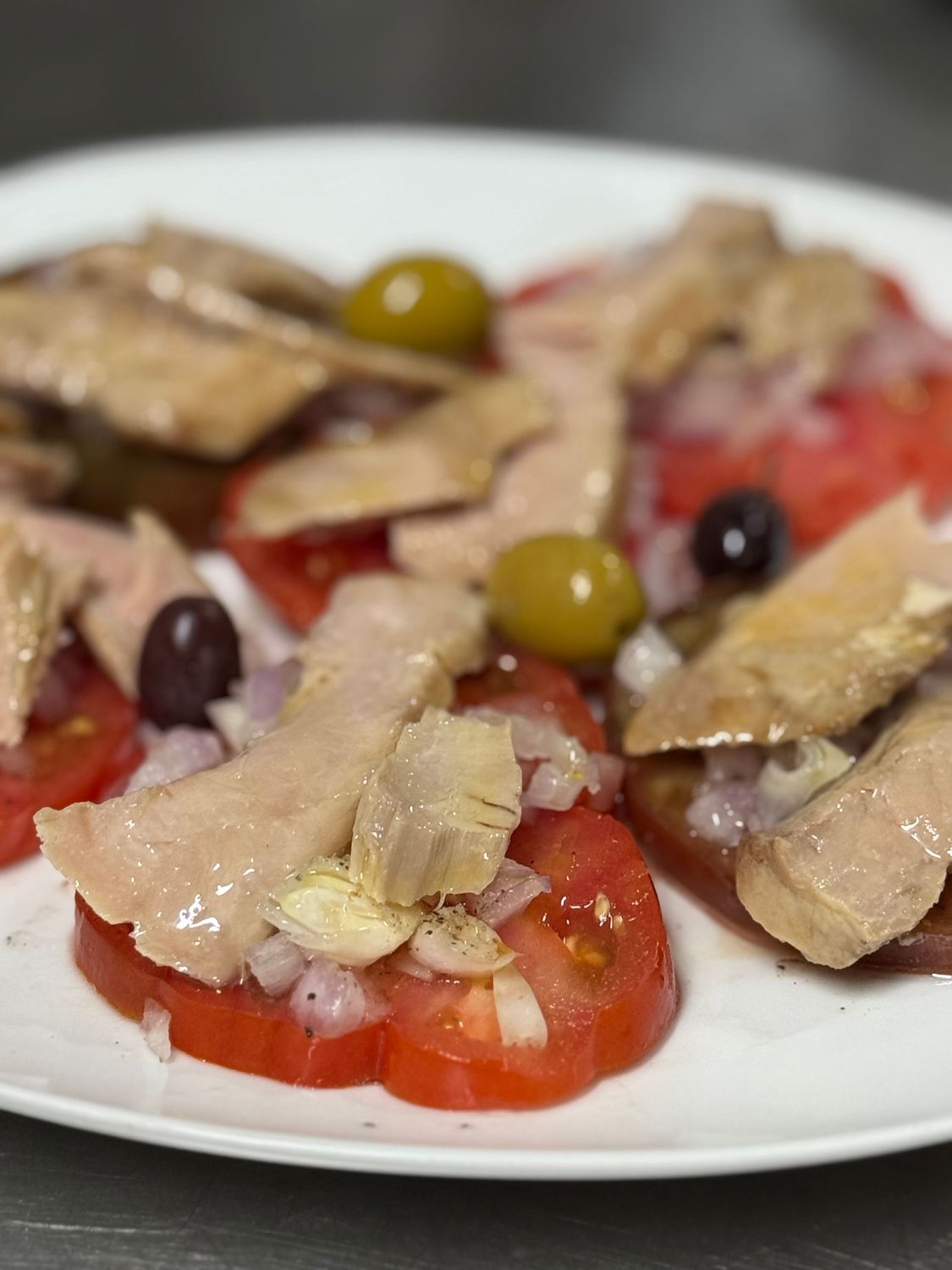 Amanida de tomàquet amb ventresca de tonyina