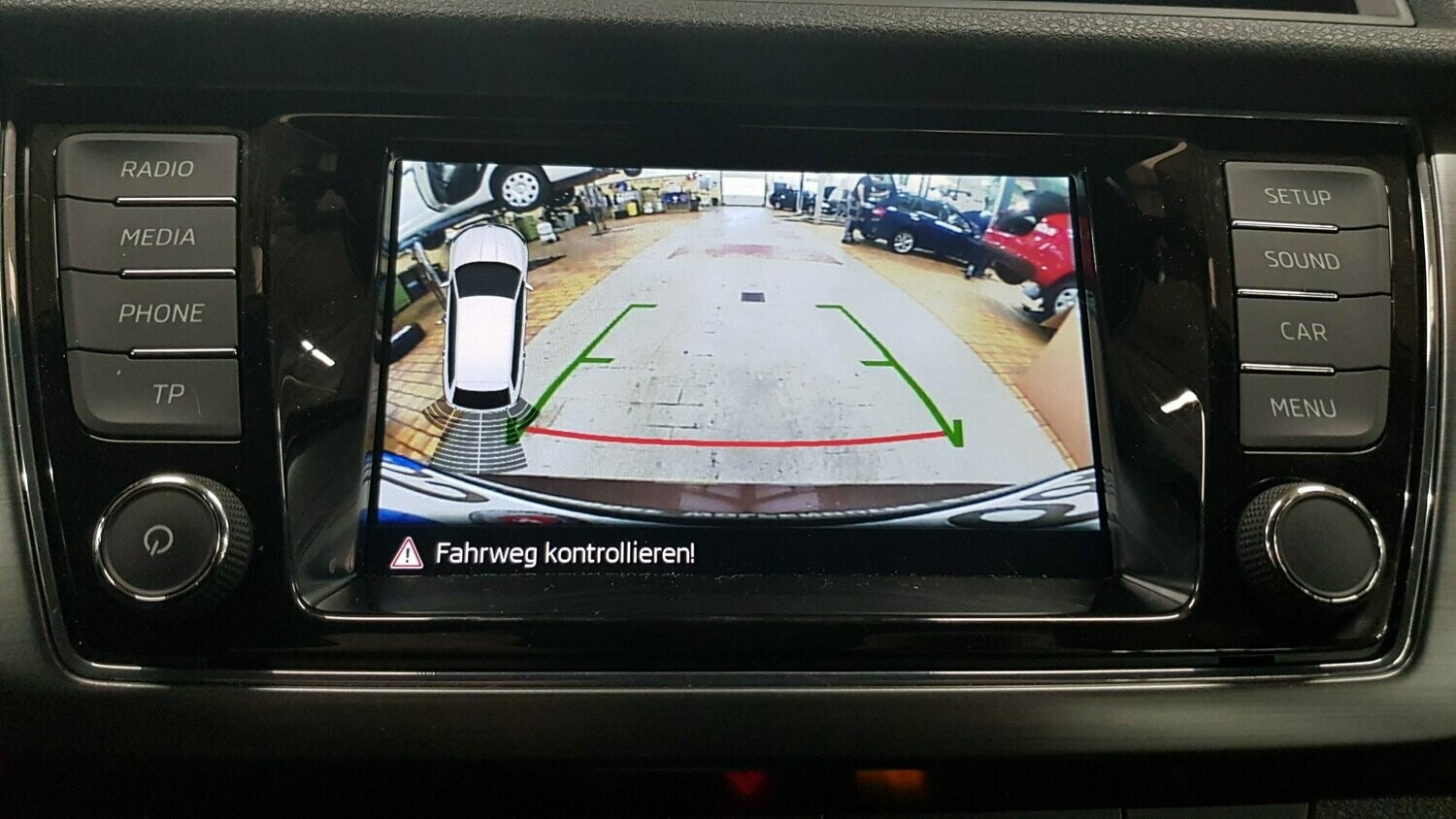 Rückfahrkameraset mit statischen Hilfslinien (Neue Tasterform) für den Fabia III, Rapid, Scala, Kamiq, Karoq (Rapid ab 25.05.2015)