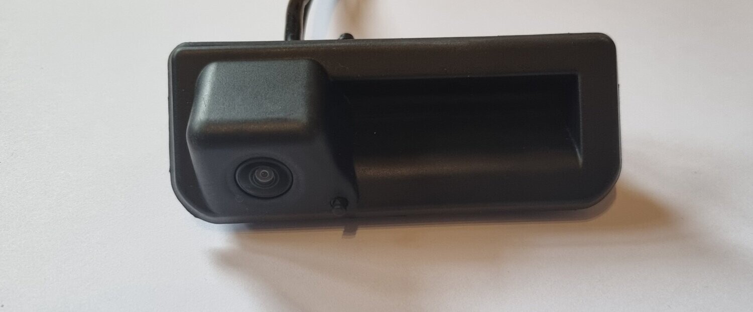 Rückfahrkamera mit dynamischen Hilfslinien (Grifftaster mit abgerundeten Ecken) für den Kodiaq, Karoq, Superb III (Superb ab 02.04.2018) Scala und Kamiq.
