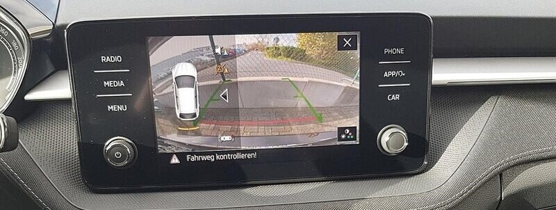 Rückfahrkamera mit statischen Hilfslinien für Fabia IV ohne Waschdüse Rückfahrkamera mit statischen Hilfslinien für Fabia IV ohne Waschdüse