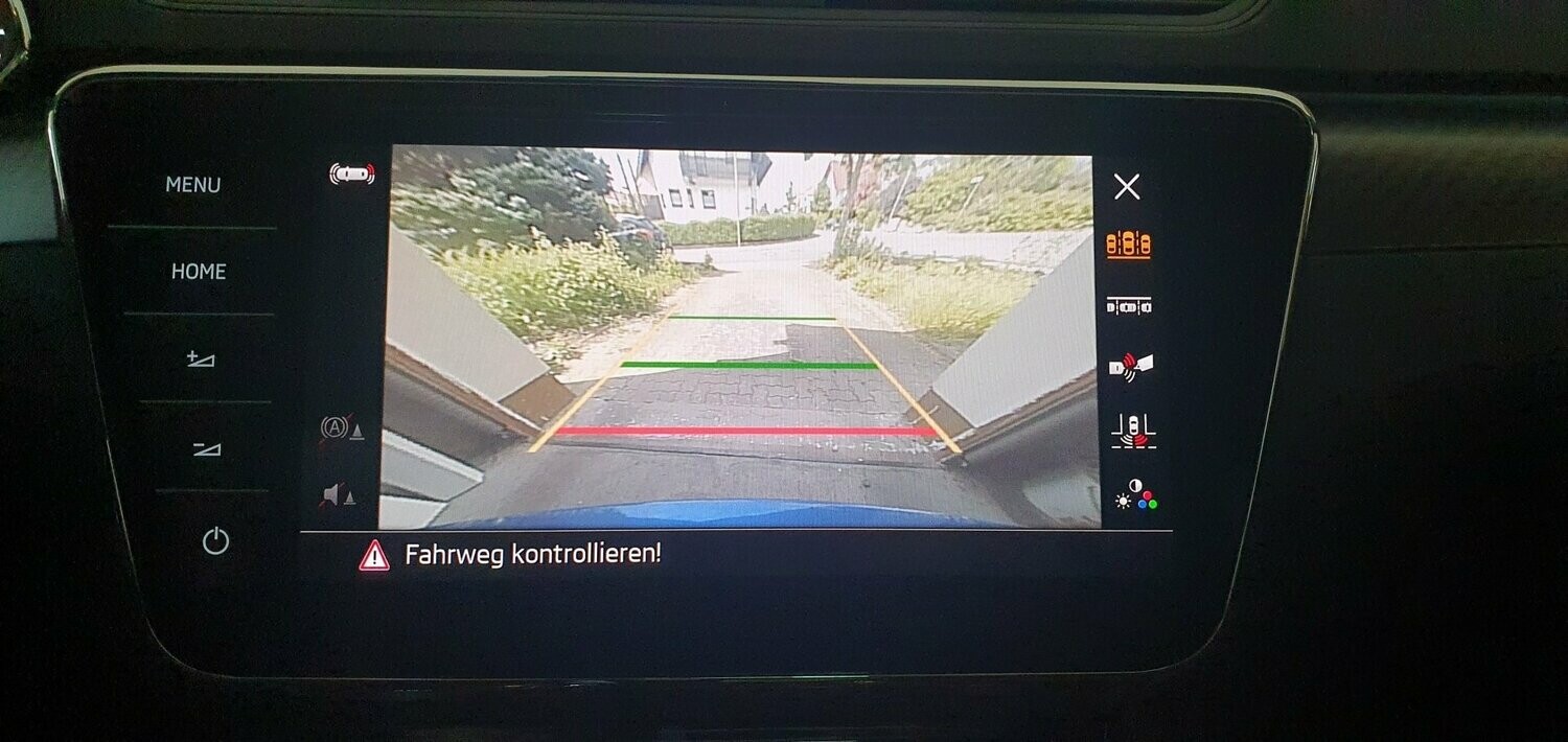 Rückfahrkameraset mit dynamischen Hilfslinien (Grifftaster mit abgerundeten Ecken) für den Kodiaq, Karoq, Superb III (Superb ab 02.04.2018) Scala und Kamiq.