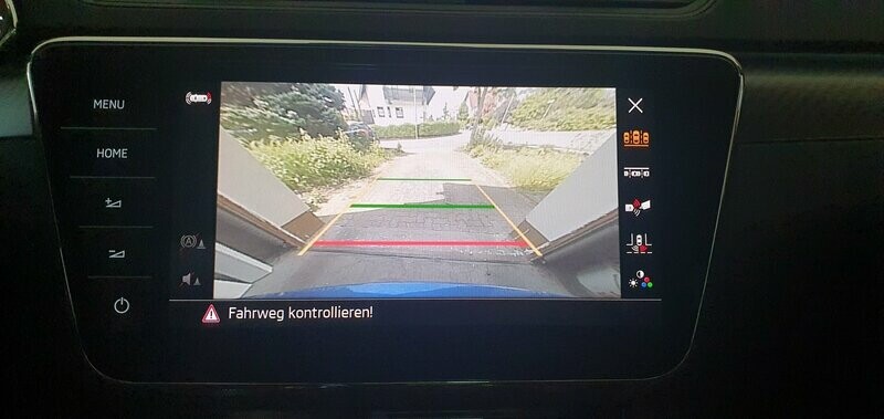 Rückfahrkameraset mit dynamischen Hilfslinien (Grifftaster mit abgerundeten Ecken) für den Kodiaq, Karoq, Superb III (Superb ab 02.04.2018) Scala und Kamiq.