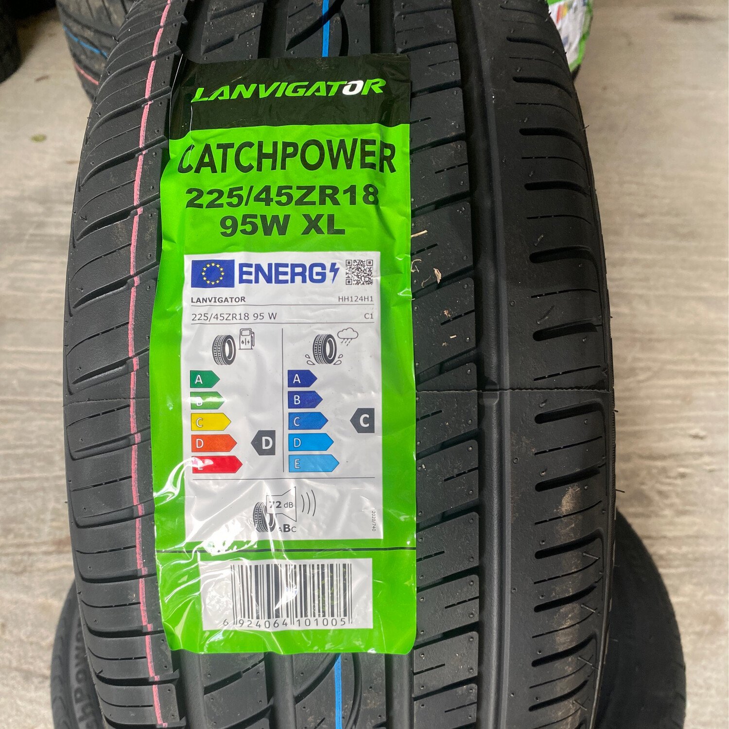 225/45r18 Tire
