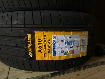 225/40r18 Tire