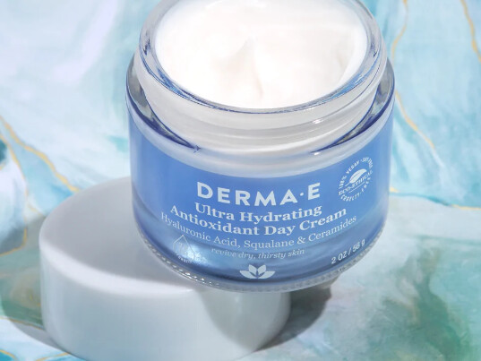 Ultra Hydrating Antioxidant Day Cream with Hyaluronic Acid Squalane & Ceramide by Derma E